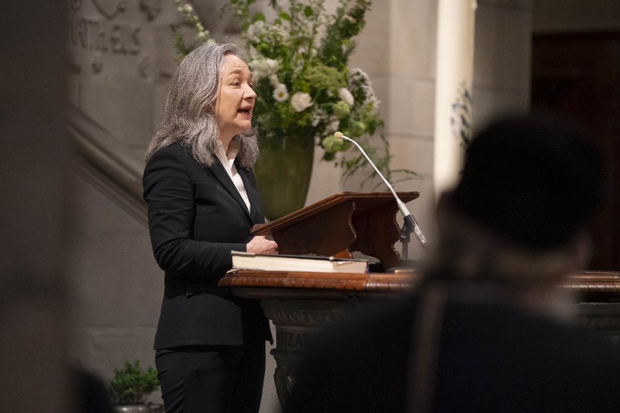 Präsidentin Esther Straub von den Reformierten bei ihrer Festrede im Grossmünster. Foto: Dennis Baumann