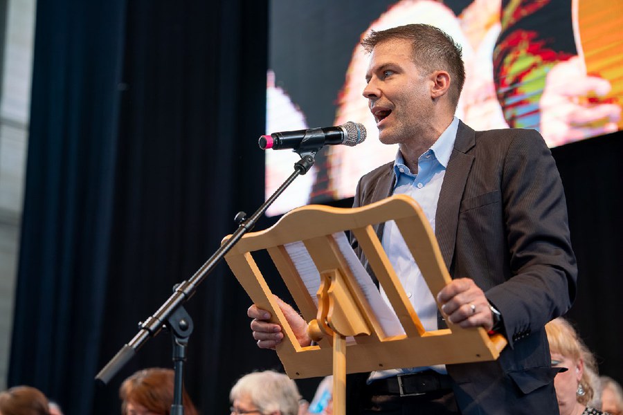 Synodalratspräsident Raphael Meyer als Gastredner. Foto: Dennis Baumann