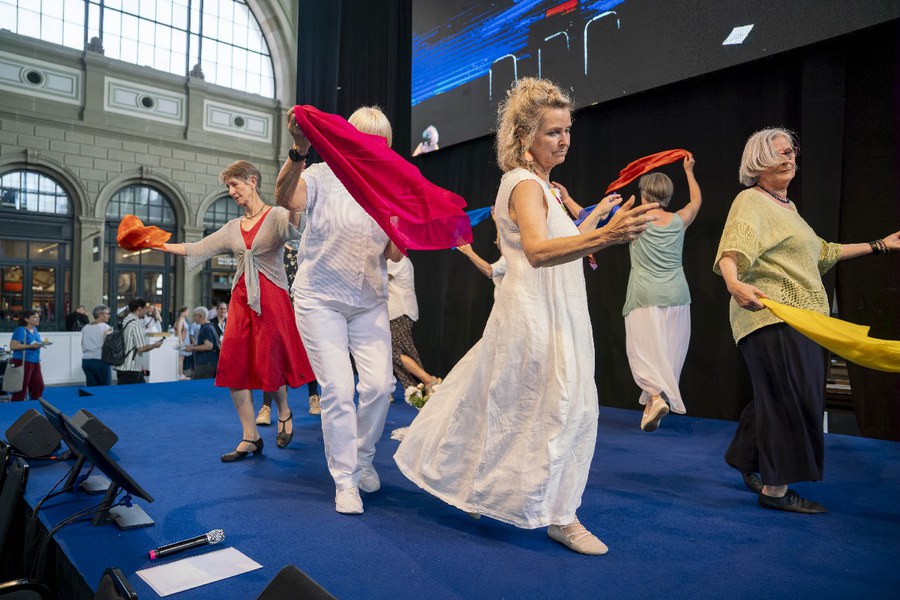 Die Kreistänze des Frauenbundes brachten Farbe in den Tag. Foto: Dennis Baumann