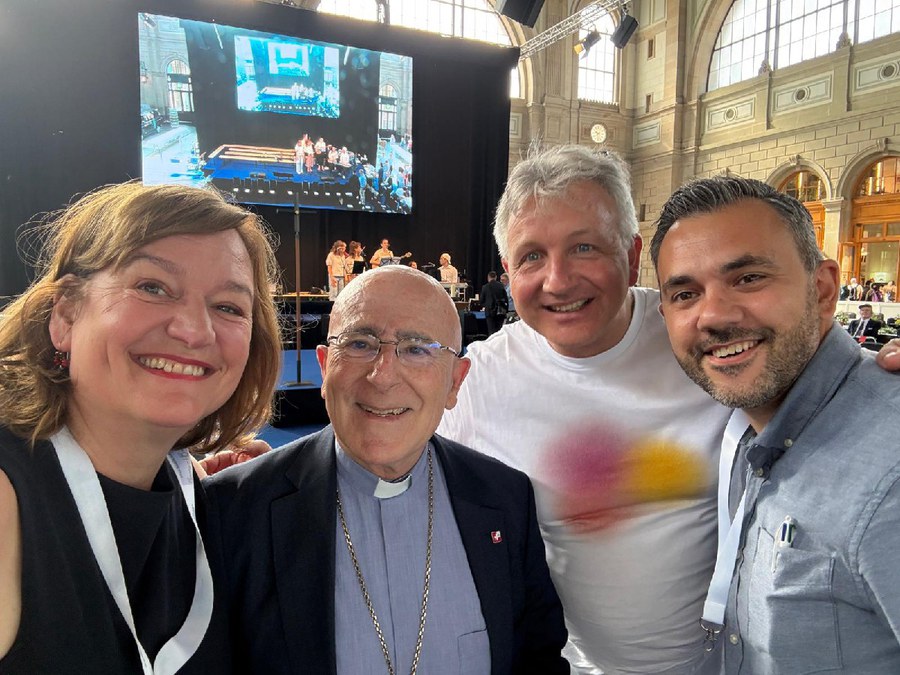 Selfie mit dem Bischof (v.l.): Manuela Moser (OK Bistumstag), Adrian Marbacher und Anmoderator Marco Martina (beide Jugendseelsorge). Foto: zvg