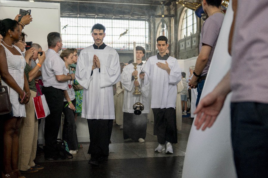 Einlauf der «Minis»: Rekordverdächtige 140 Ministrantinnen und Ministranten nahmen am Gottesdienst mit Bischof Joseph Maria Bonnemain teil. Foto: Dennis Baumann