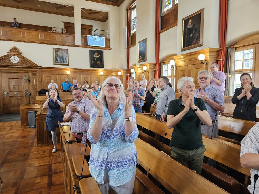 Die Synodalen verabschieden die Synodalratspräsidentin und den Synodenpräsidenten. Foto: Sibylle Ratz
