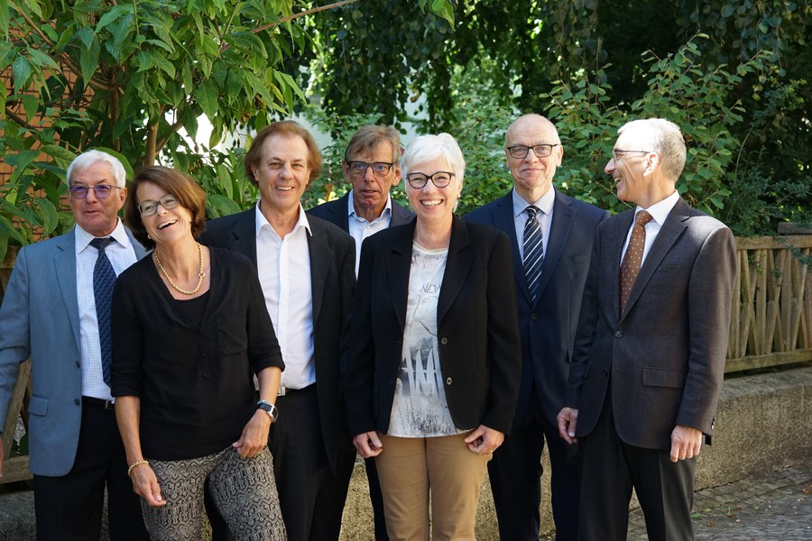 Komplettierte Geschäftsleitung in aufgeräumter Stimmung (v.l.n.r.): Cäsar Pelloli, Gabi Pandiani, Felix Caduff (Präsident), Markus Streule, Marie-Thérèse Frommenwiler, Peter Schnider, Guido Egli (Vize-Präsident). Foto: Simon Spengler