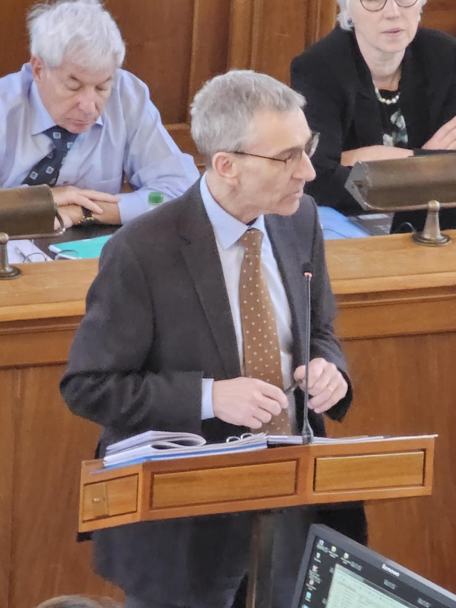 Guido Egli, als Vizepräsident der Synode, präsentiert die Änderungen der Geschäftsordnung.